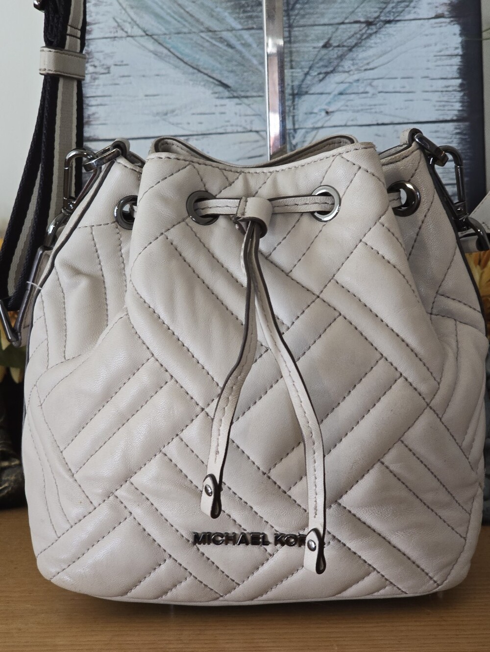 Michael Kors Peyton Quilted Leather Small Bucket Crossbody Light Gray. EUC